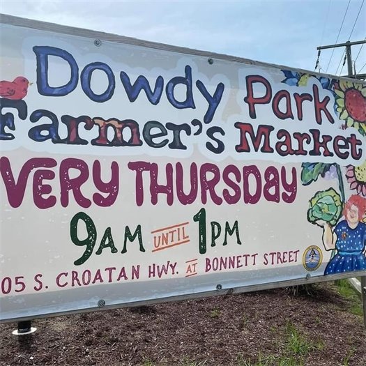 Photo of Dowdy Park Farmer's Market Sign in front of the park.
